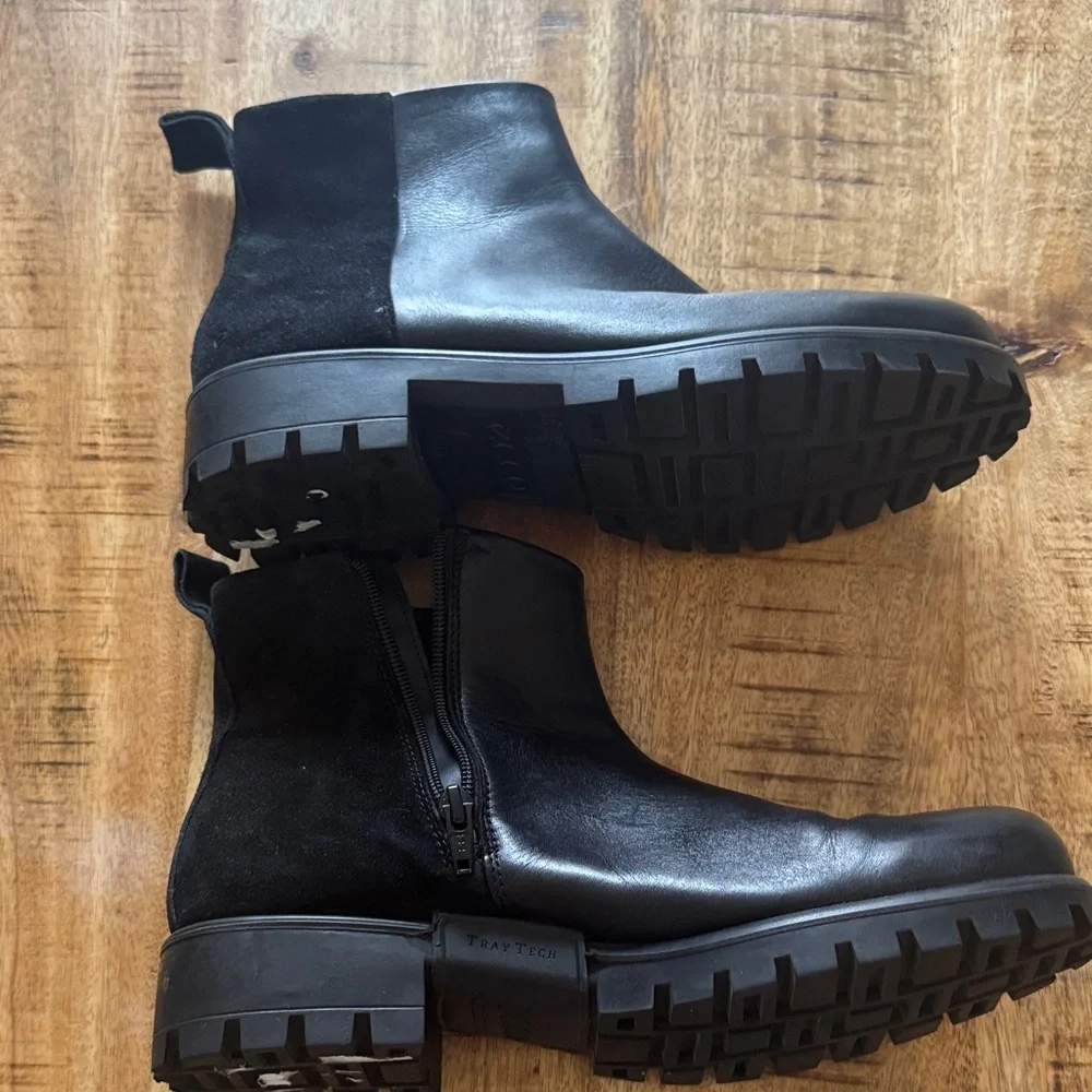 Ecco women’s Modtray Traytech Black Leather suede ankle Chelsea Boot zipper